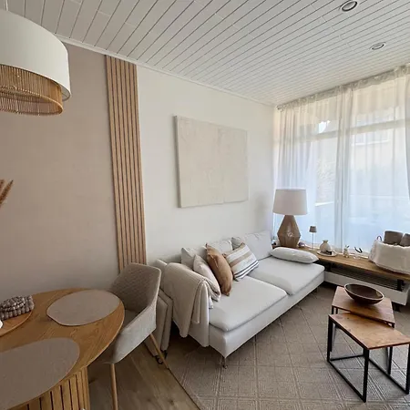 Petite Maison De *