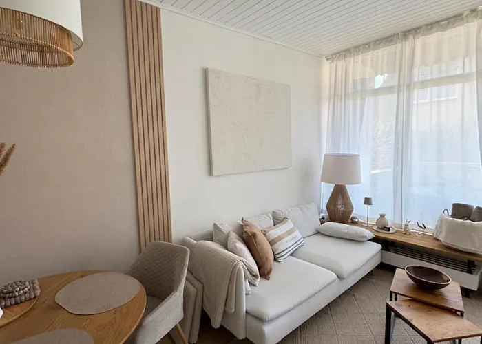 Petite Maison De *